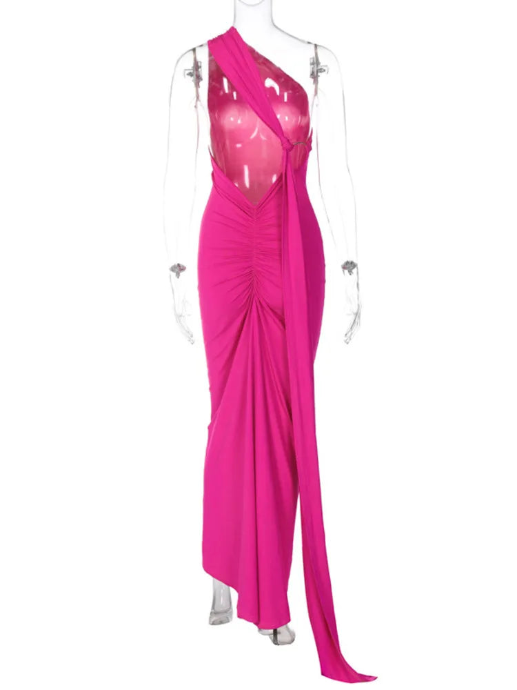 Robe longue froncée à dos nu et coupe oblique