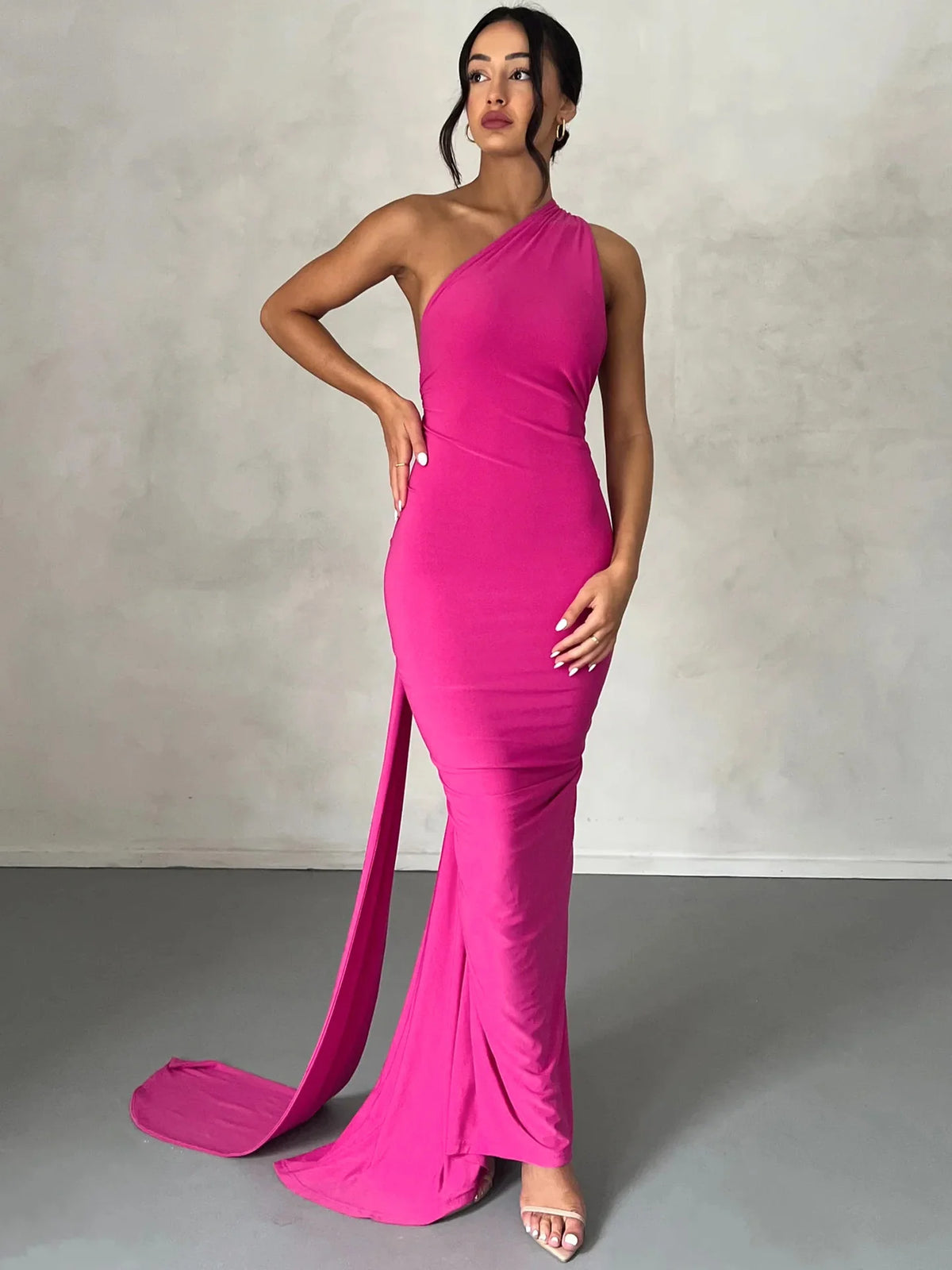 Robe longue froncée à dos nu et coupe oblique