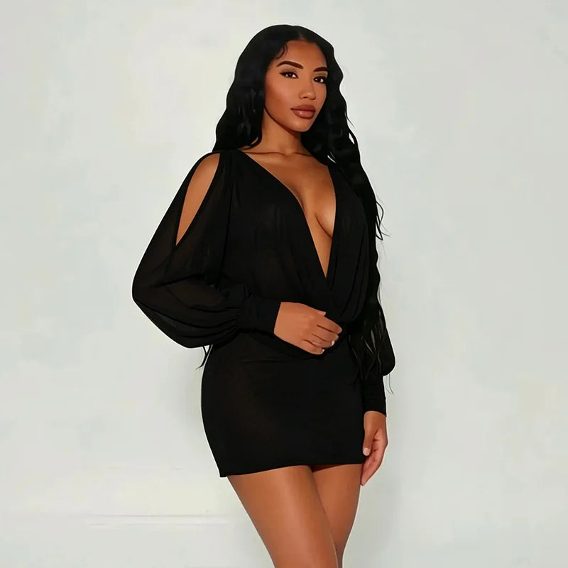 Mini-robe transparente à épaules dénudées