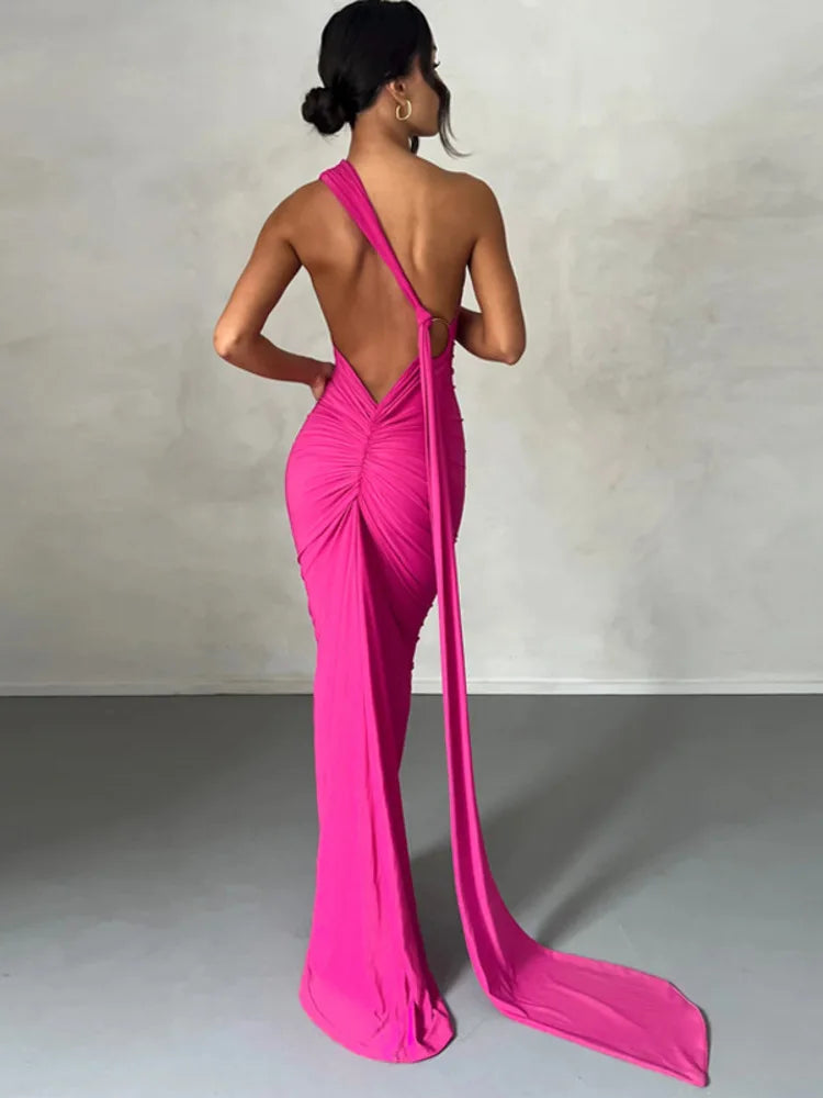 Robe longue froncée à dos nu et coupe oblique