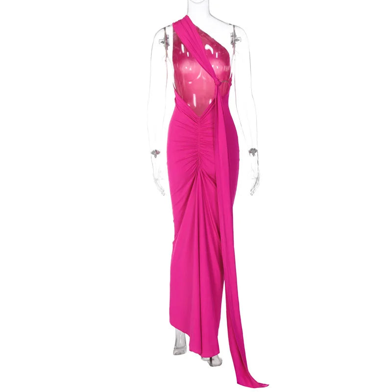 Robe longue froncée à dos nu et coupe oblique