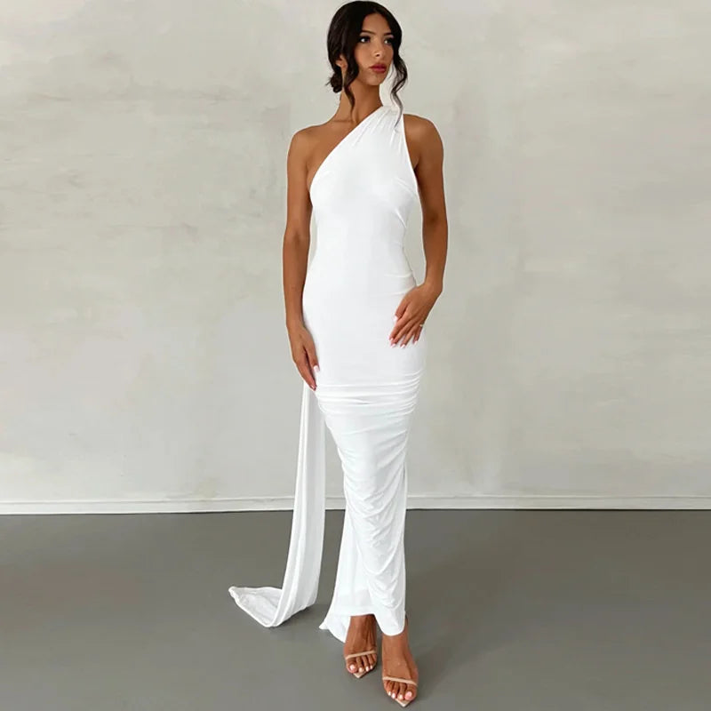 Robe longue froncée à dos nu et coupe oblique