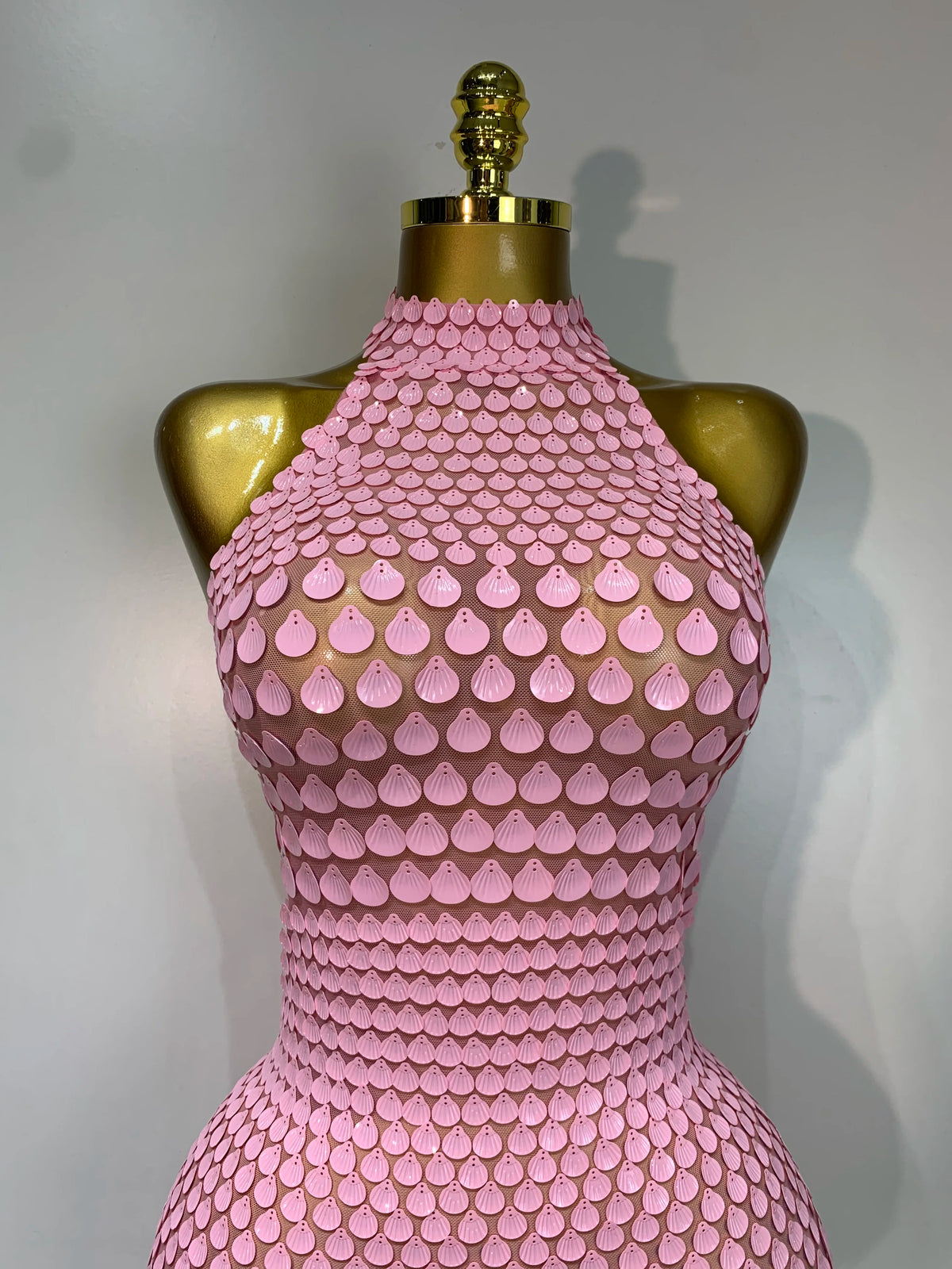 Mini-robe dos nu à paillettes roses