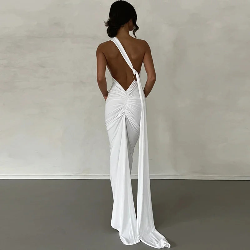 Robe longue froncée à dos nu et coupe oblique