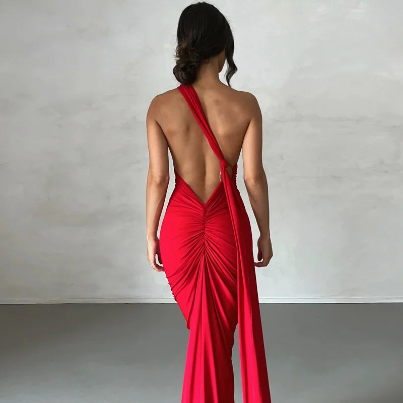 Robe longue froncée à dos nu et coupe oblique