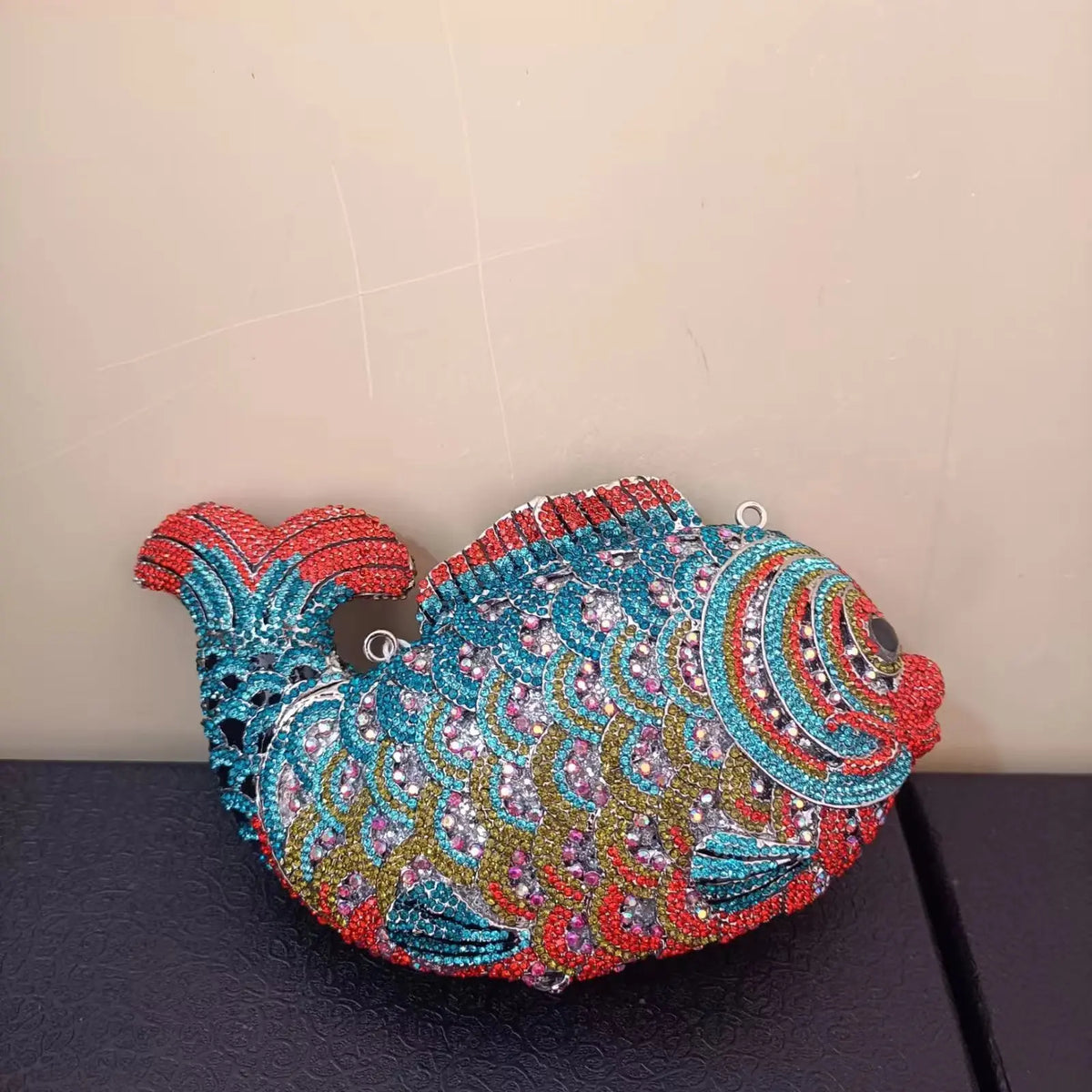 Pochette poisson ornée de strass