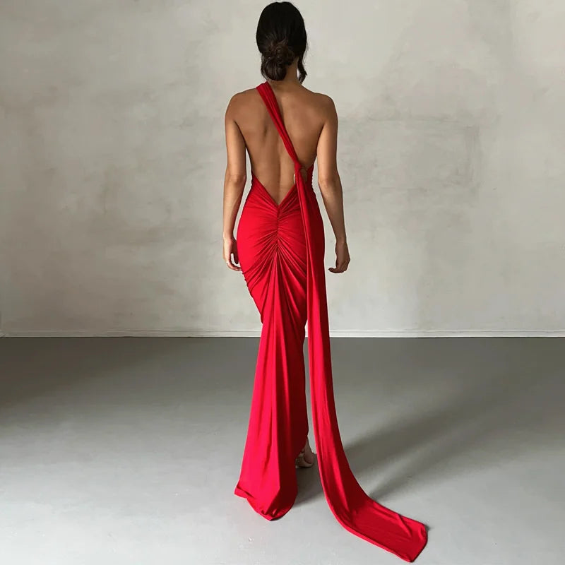 Robe longue froncée à dos nu et coupe oblique