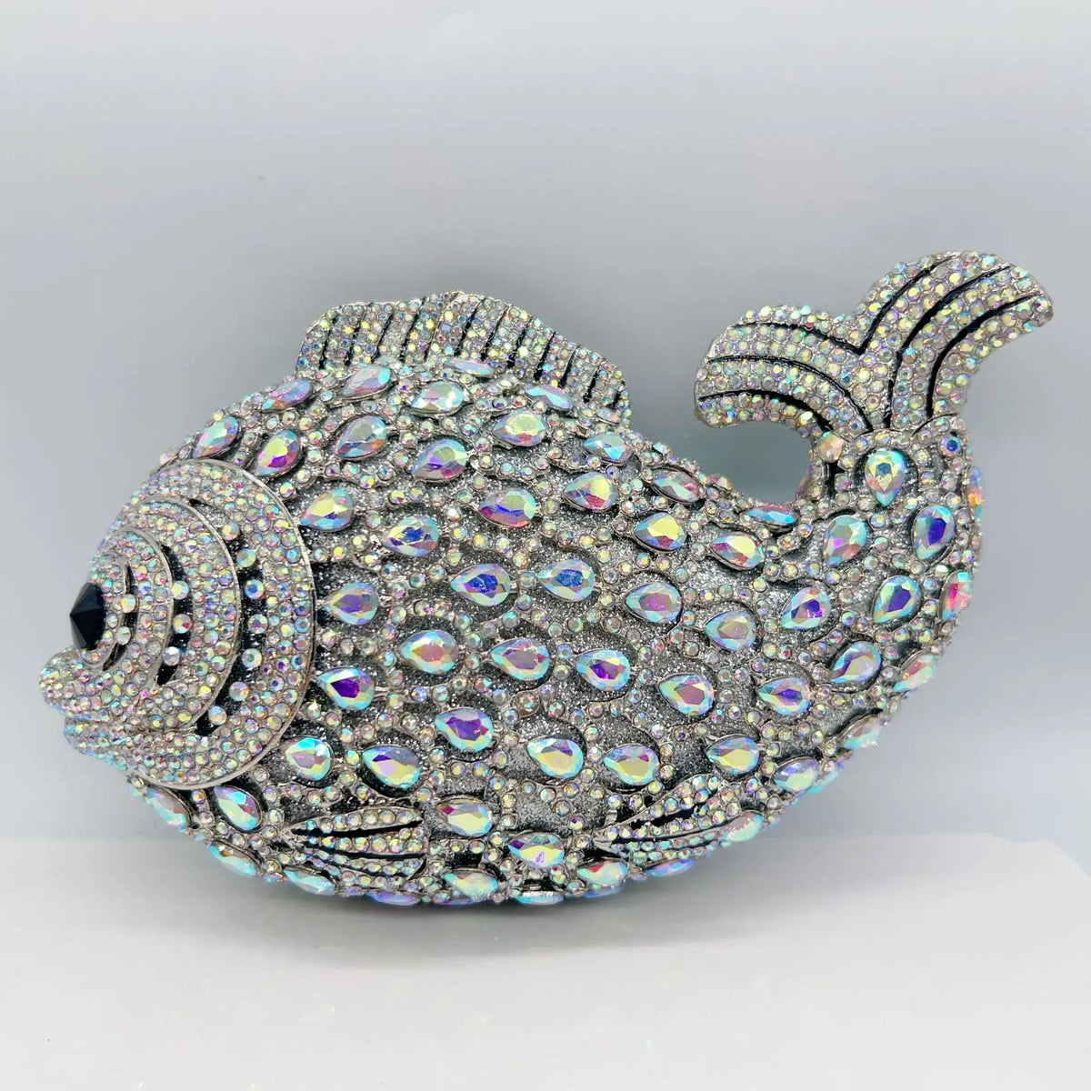 Pochette poisson ornée de strass
