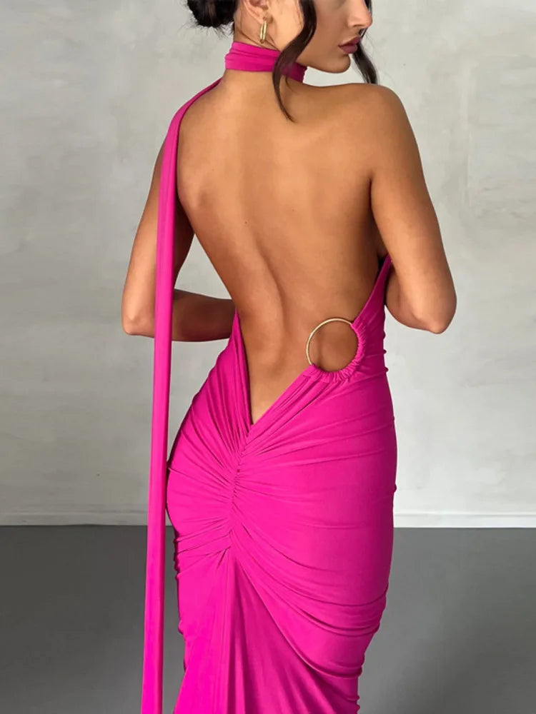 Robe longue froncée à dos nu et coupe oblique