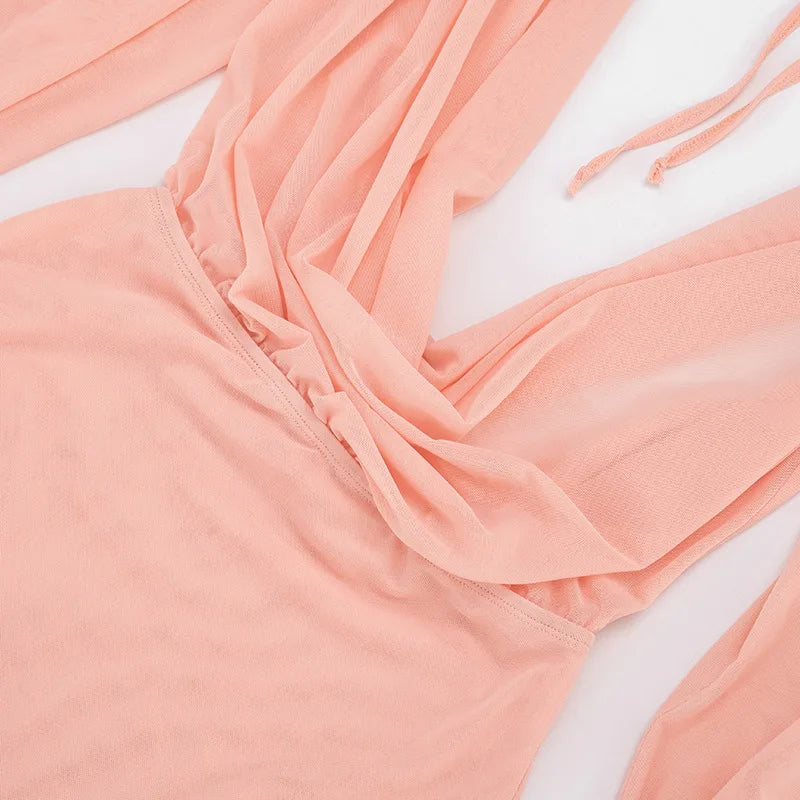 Mini-robe transparente à épaules dénudées
