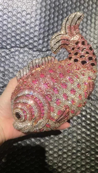Pochette poisson ornée de strass