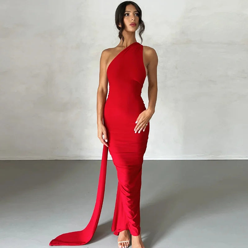 Robe longue froncée à dos nu et coupe oblique