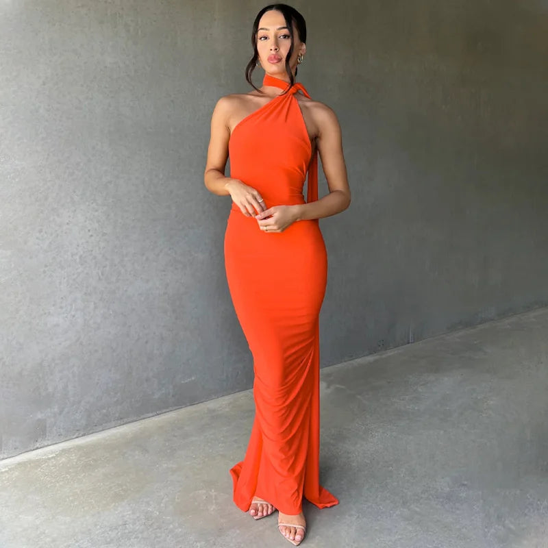 Robe longue froncée à dos nu et coupe oblique