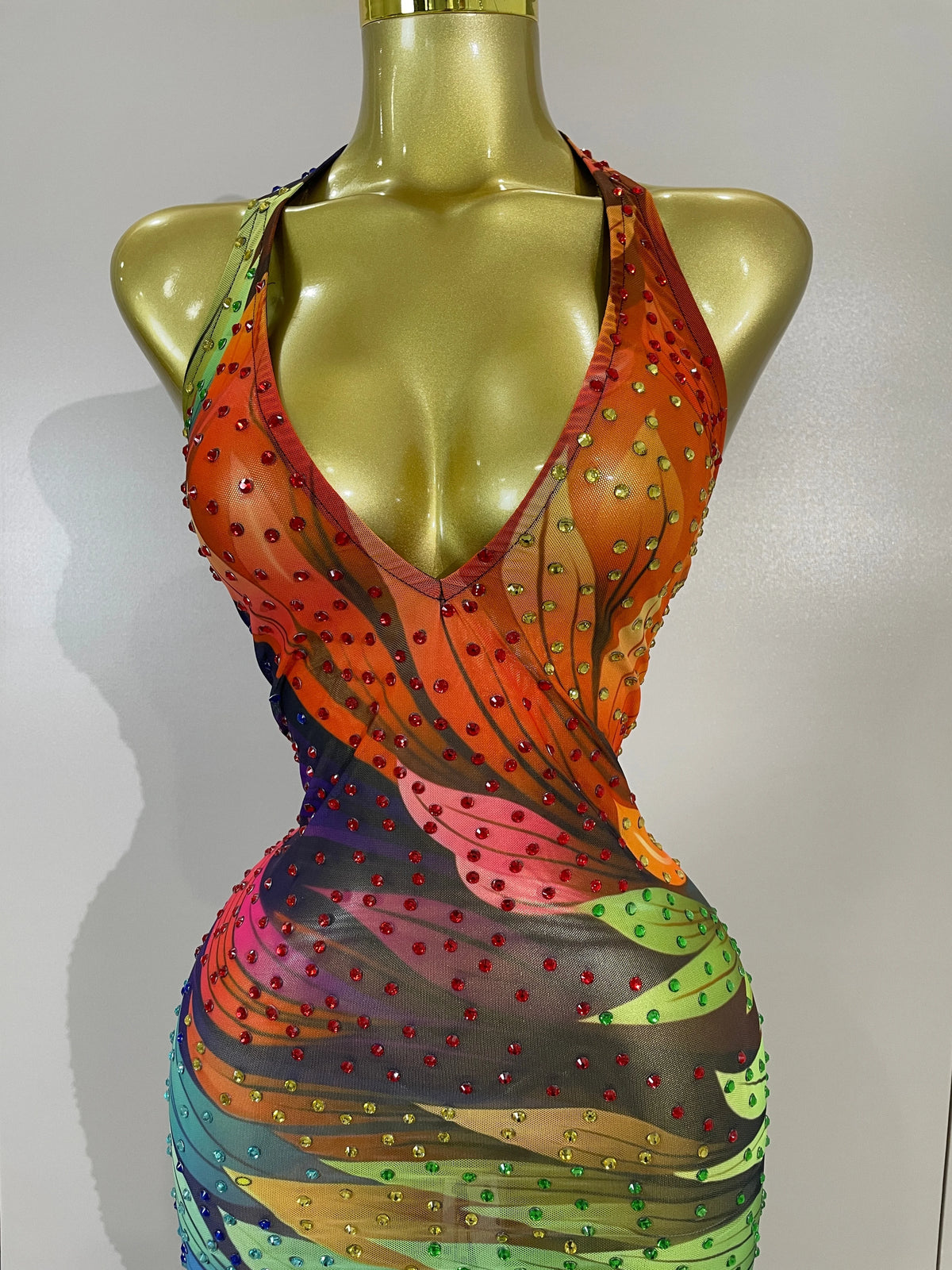 Robe longue en résille ornée de strass colorés et scintillants