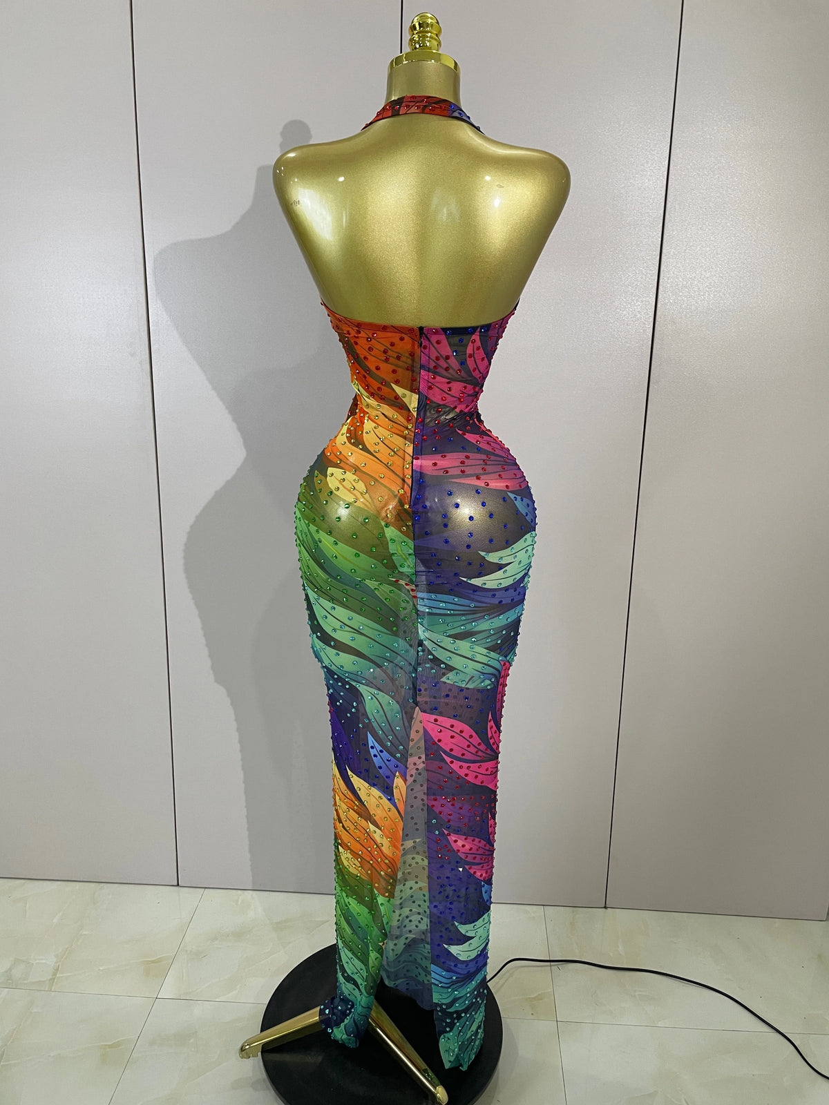 Robe longue en résille ornée de strass colorés et scintillants