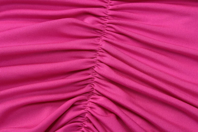 Robe longue froncée à dos nu et coupe oblique