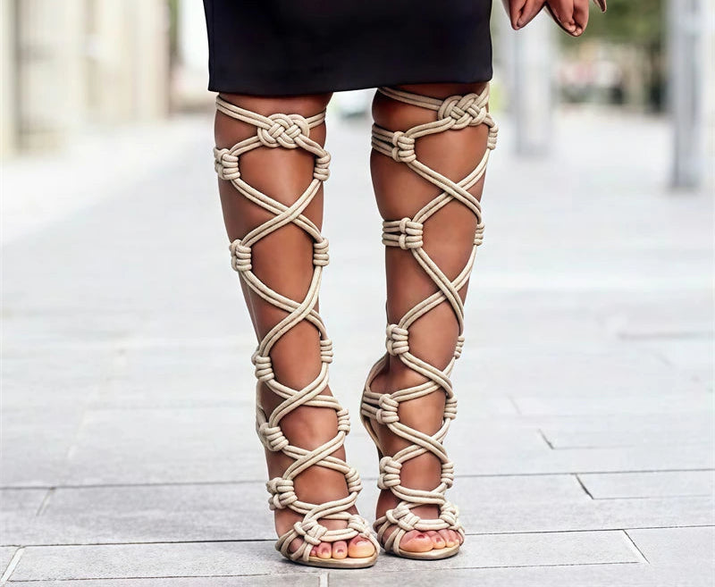 Sandales à talons compensés style gladiateur en corde nouée