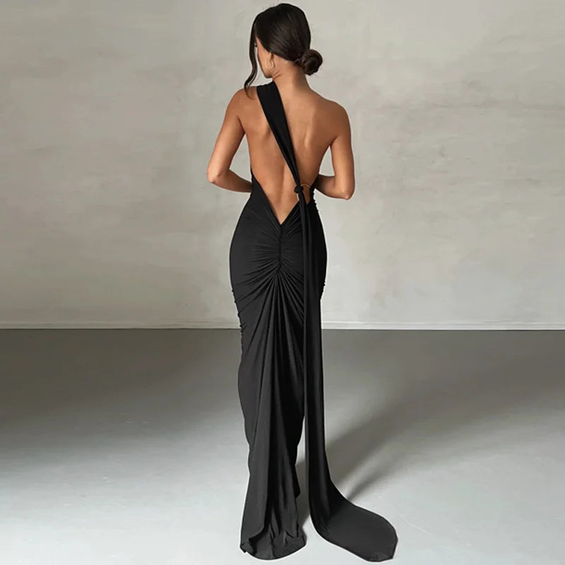 Robe longue froncée à dos nu et coupe oblique