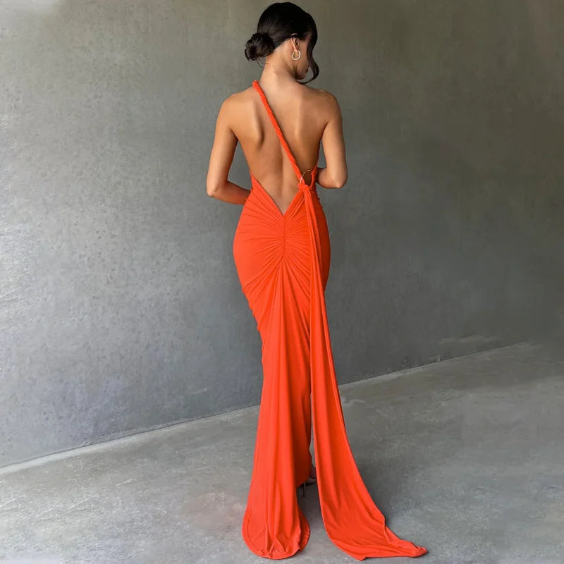 Robe longue froncée à dos nu et coupe oblique