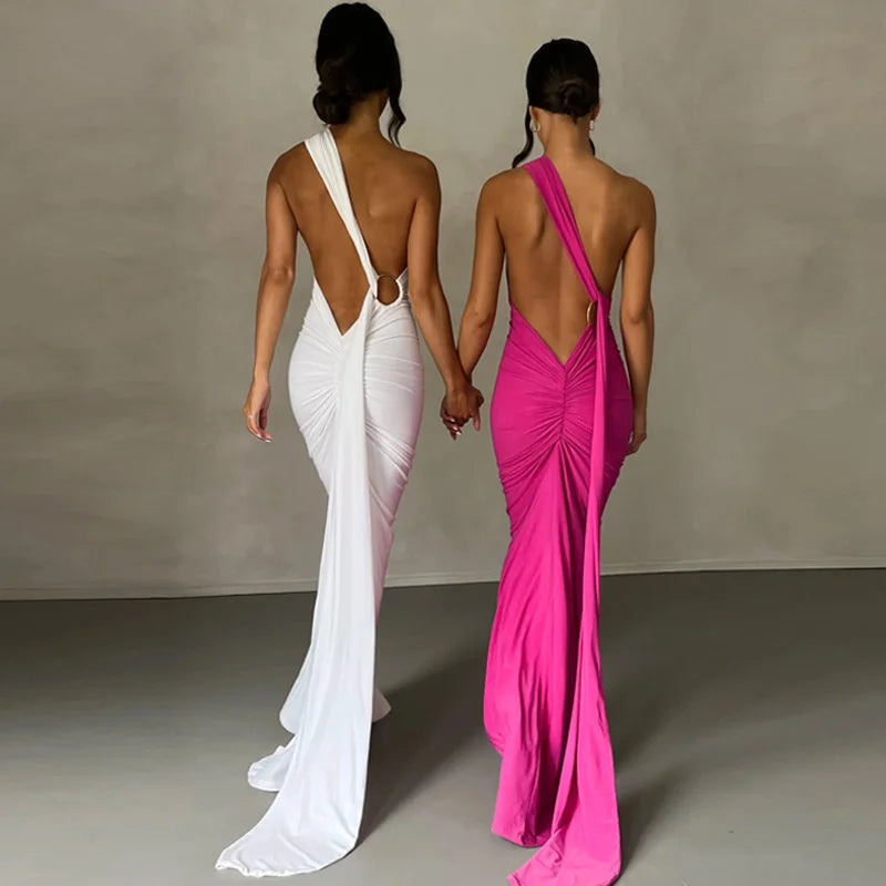 Robe longue froncée à dos nu et coupe oblique