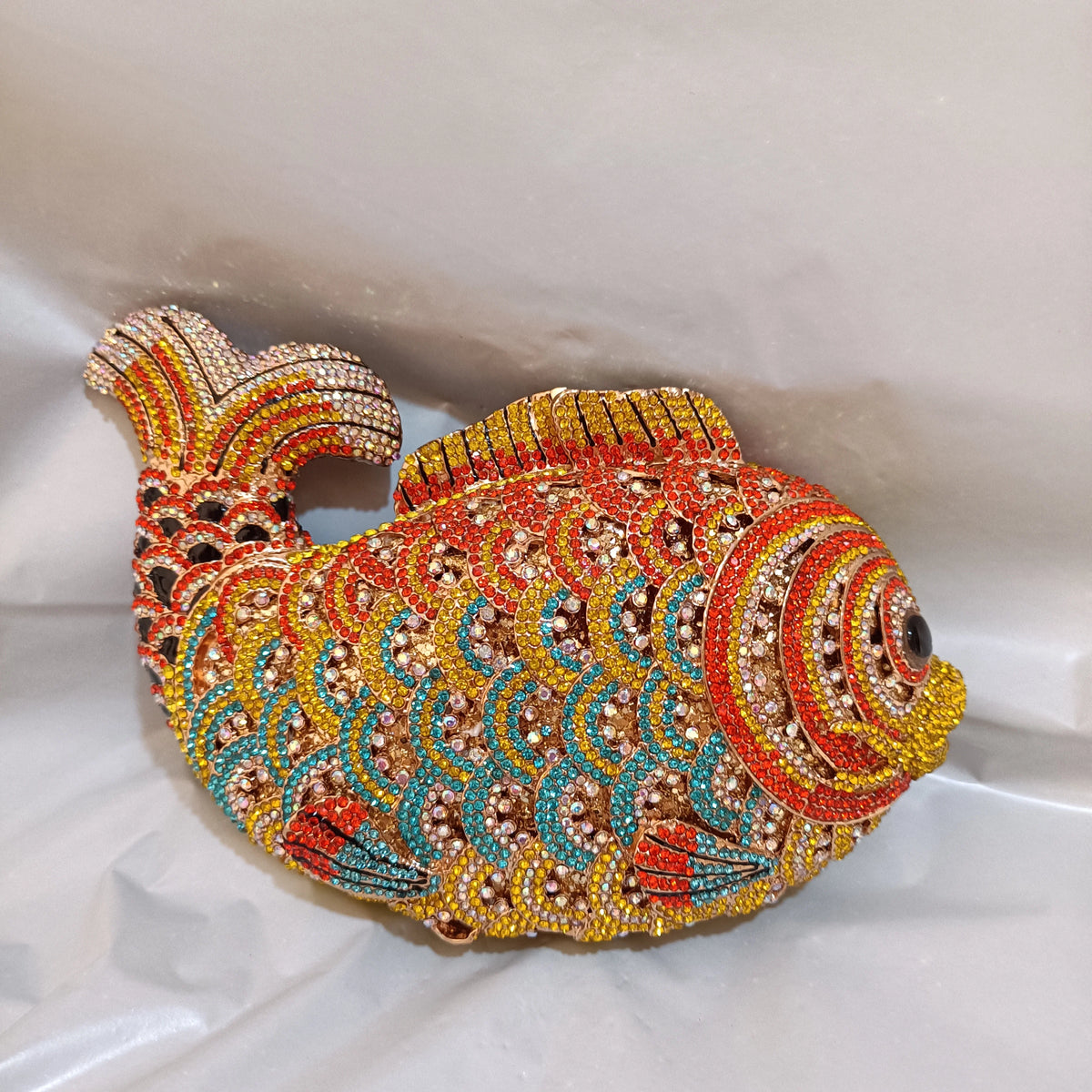 Pochette poisson ornée de strass