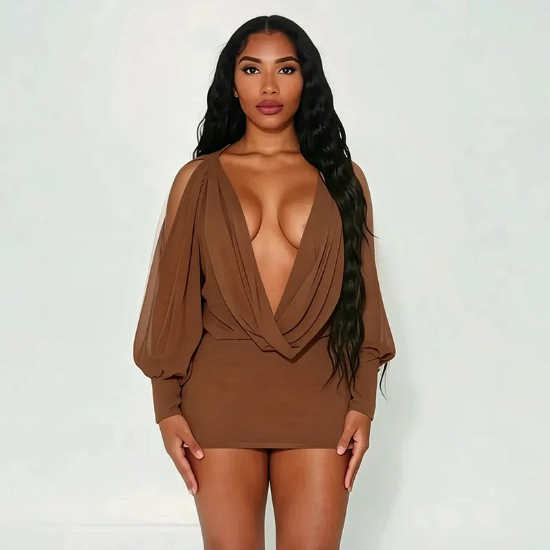 Mini-robe transparente à épaules dénudées