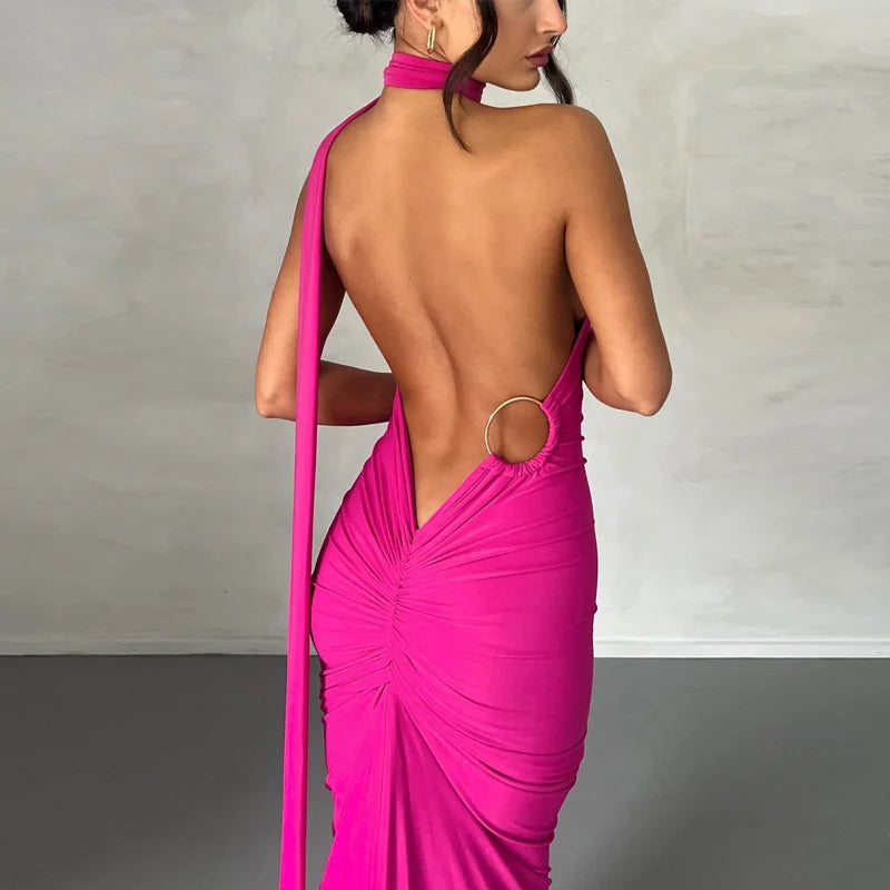 Robe longue froncée à dos nu et coupe oblique