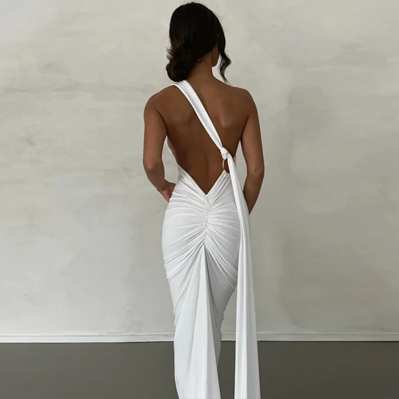 Robe longue froncée à dos nu et coupe oblique