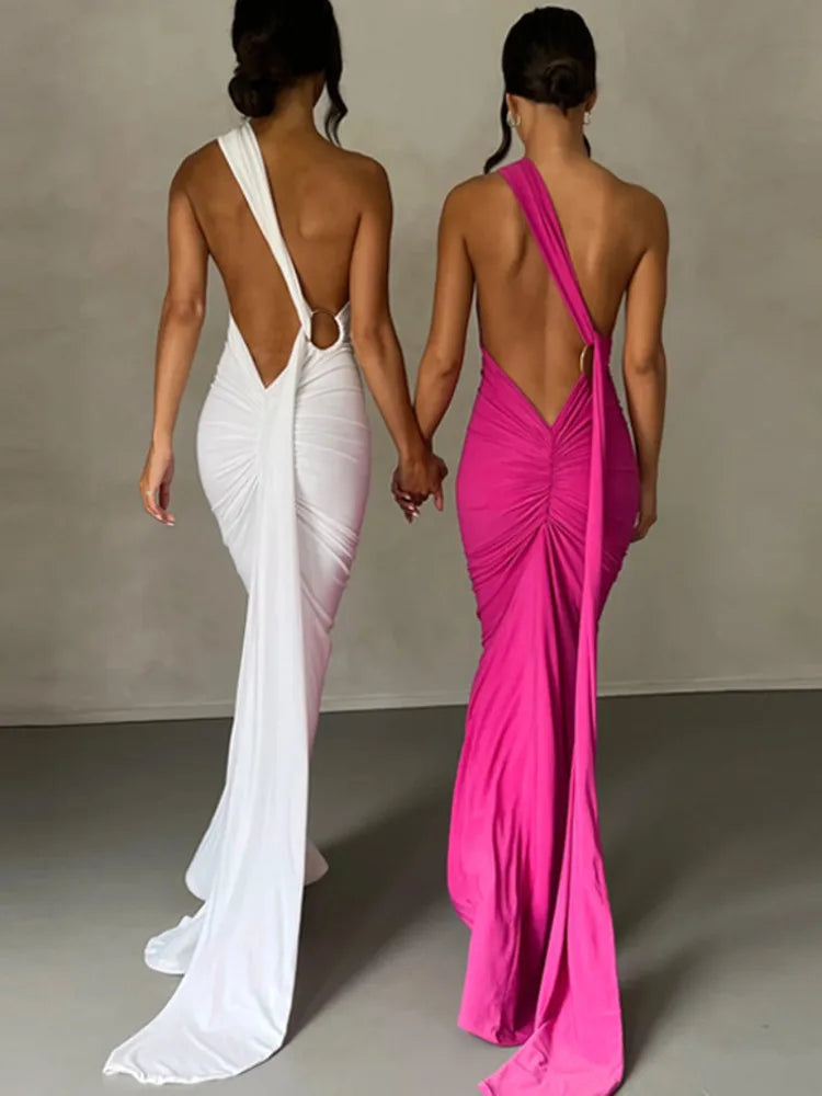 Robe longue froncée à dos nu et coupe oblique