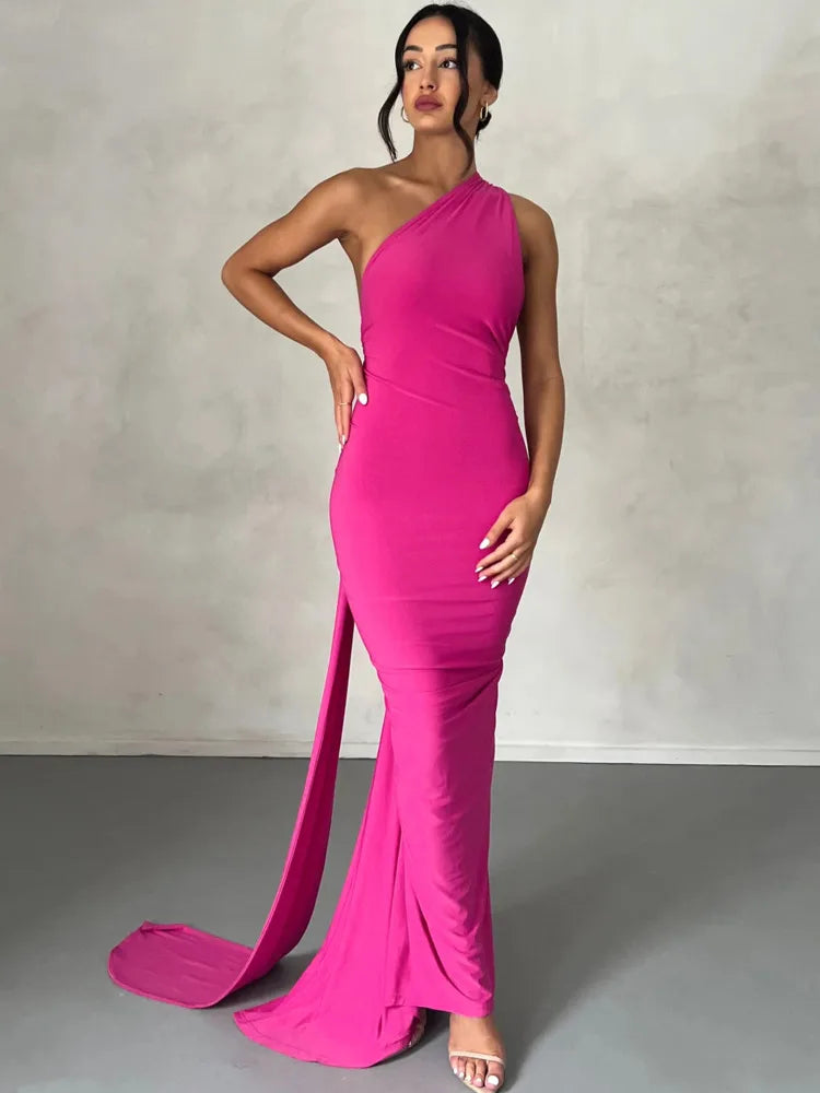 Robe longue froncée à dos nu et coupe oblique
