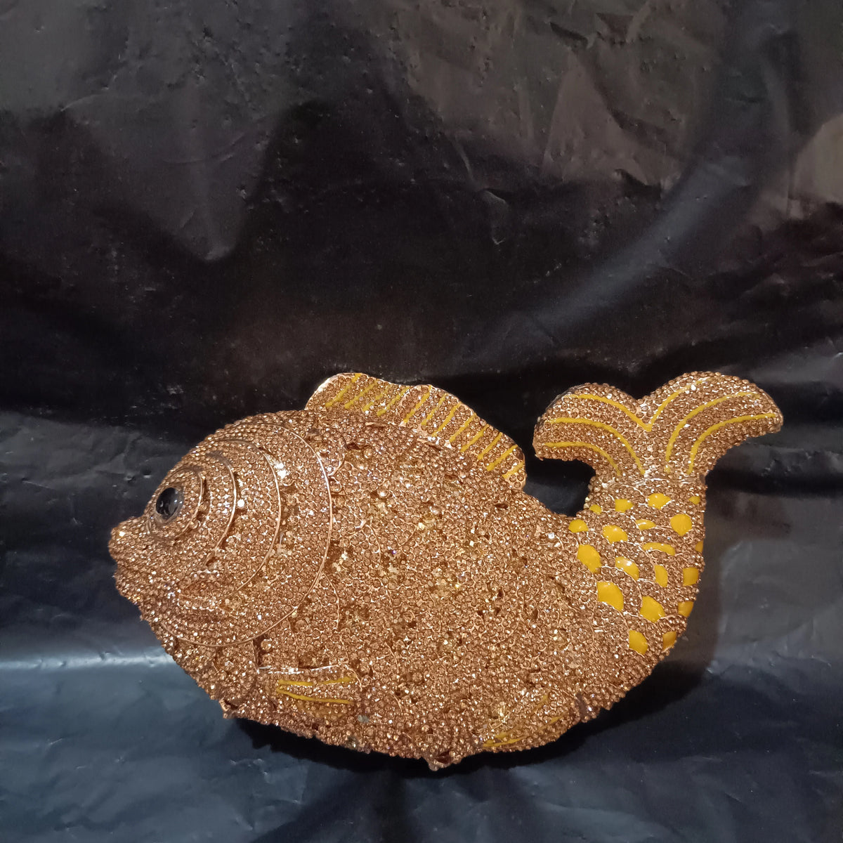 Pochette poisson ornée de strass