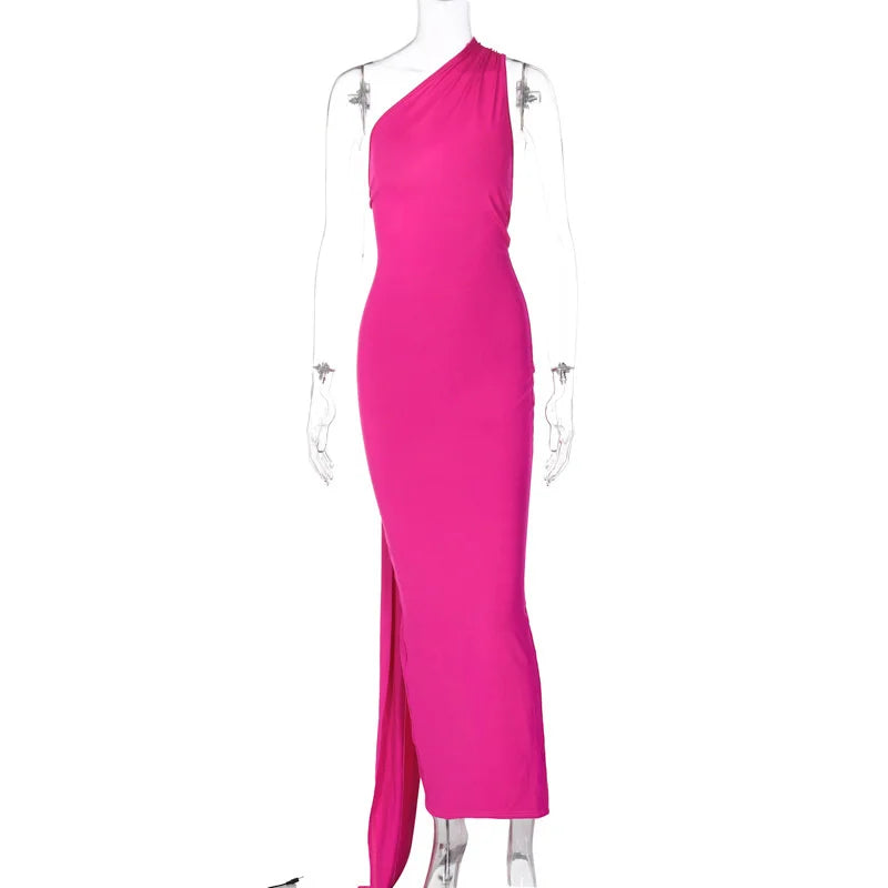 Robe longue froncée à dos nu et coupe oblique