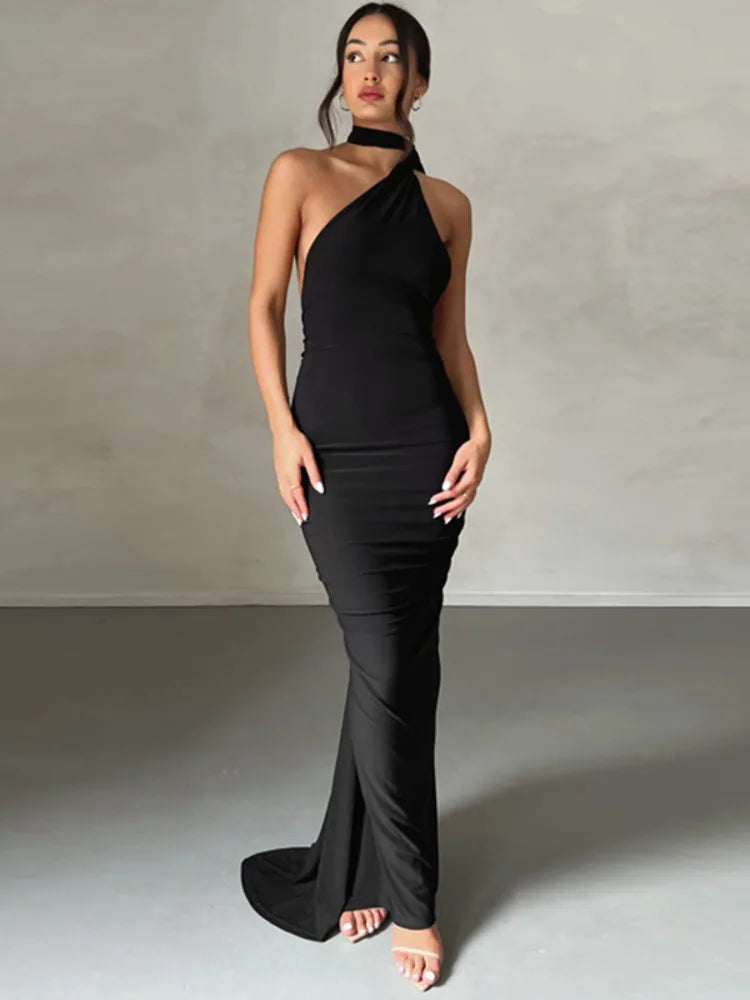 Robe longue froncée à dos nu et coupe oblique