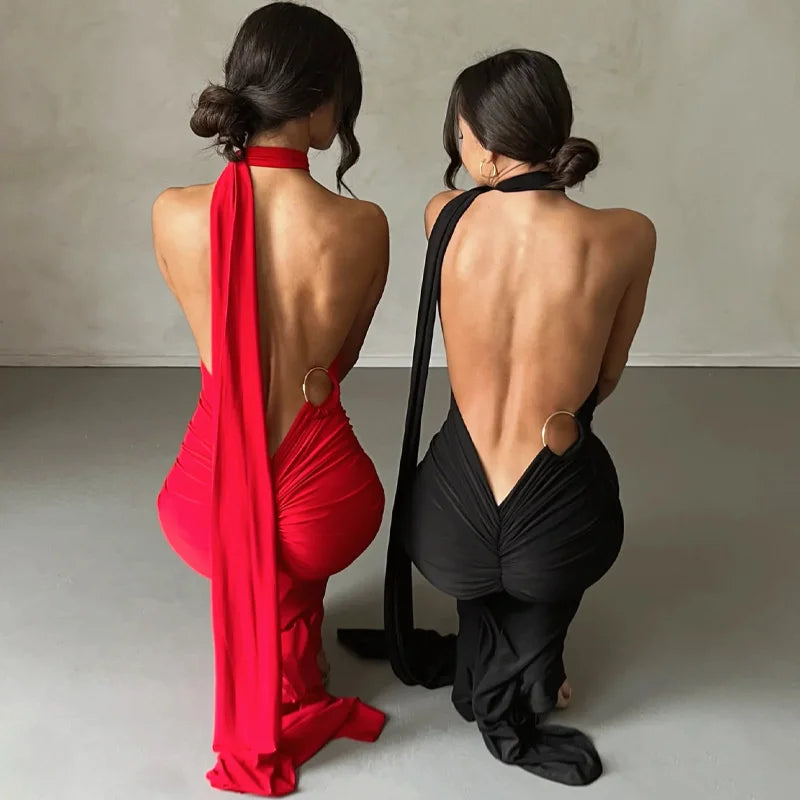 Robe longue froncée à dos nu et coupe oblique