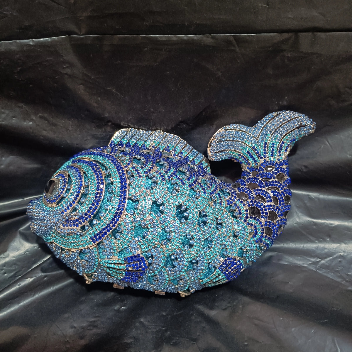 Pochette poisson ornée de strass